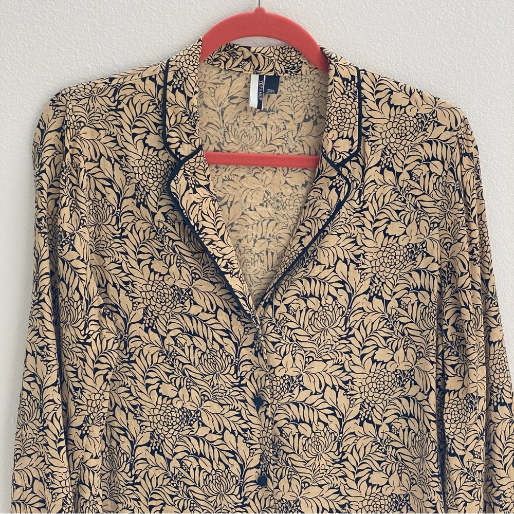Top Shop NWOT Size US 4 Long Sleeve Blouse with gold & black floral print button - Picture 3 of 12